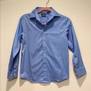 Chaps - boys buttoned down shirt, stretch. Size medium (8-10). Blue